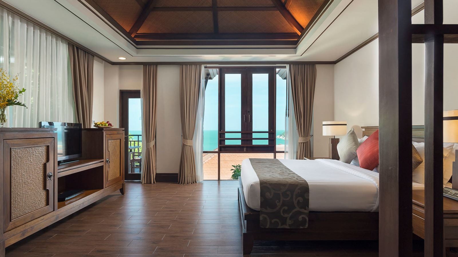 rooms-deluxe-hillside-seaview