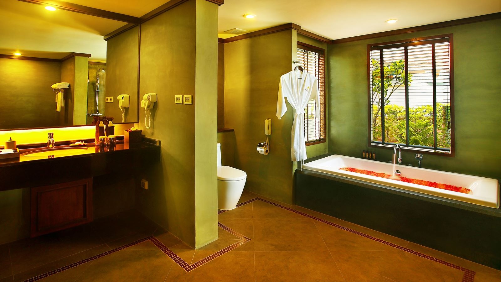 rooms-deluxe-hillside-seaview