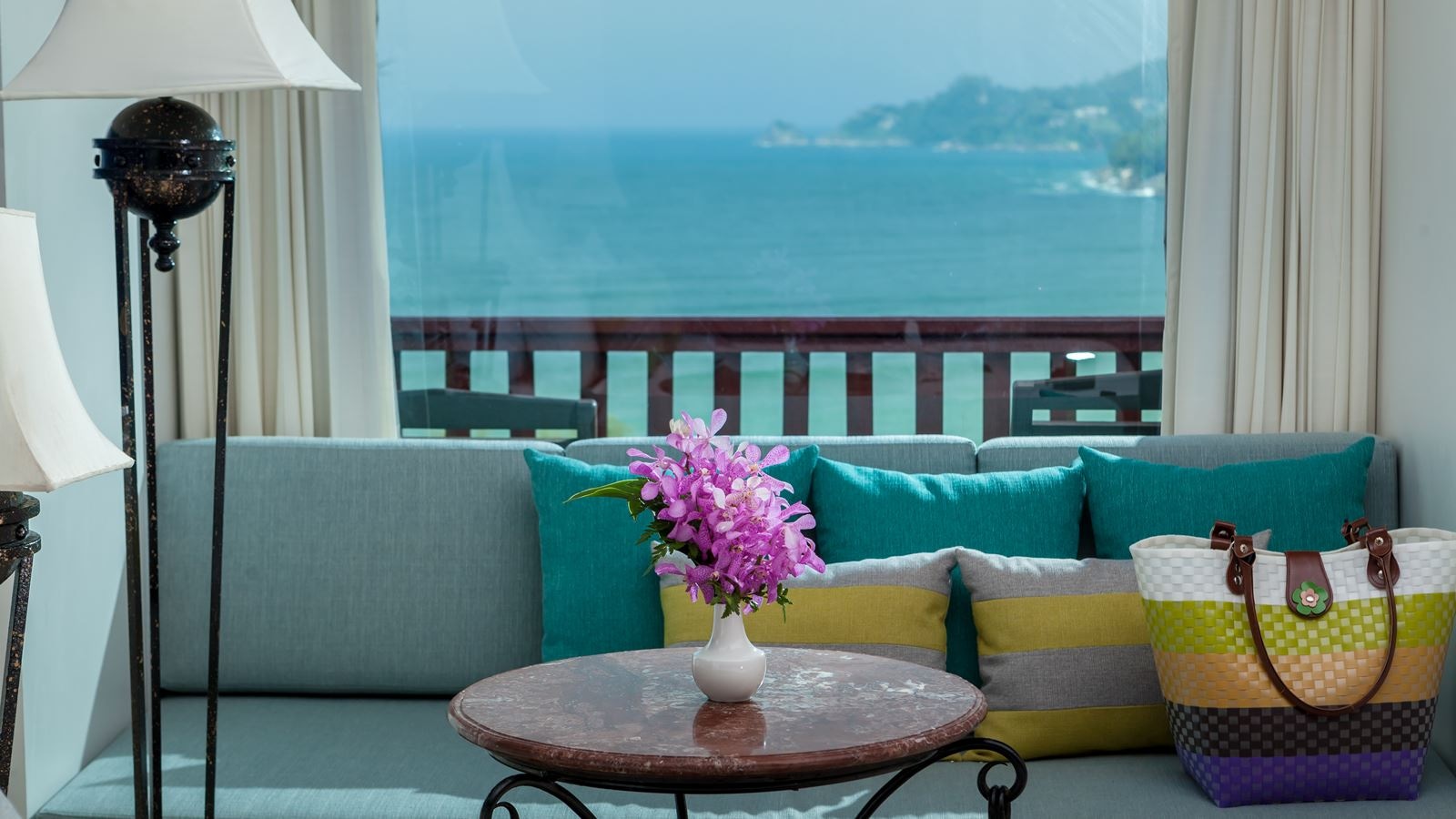 rooms-deluxe-seaview-room