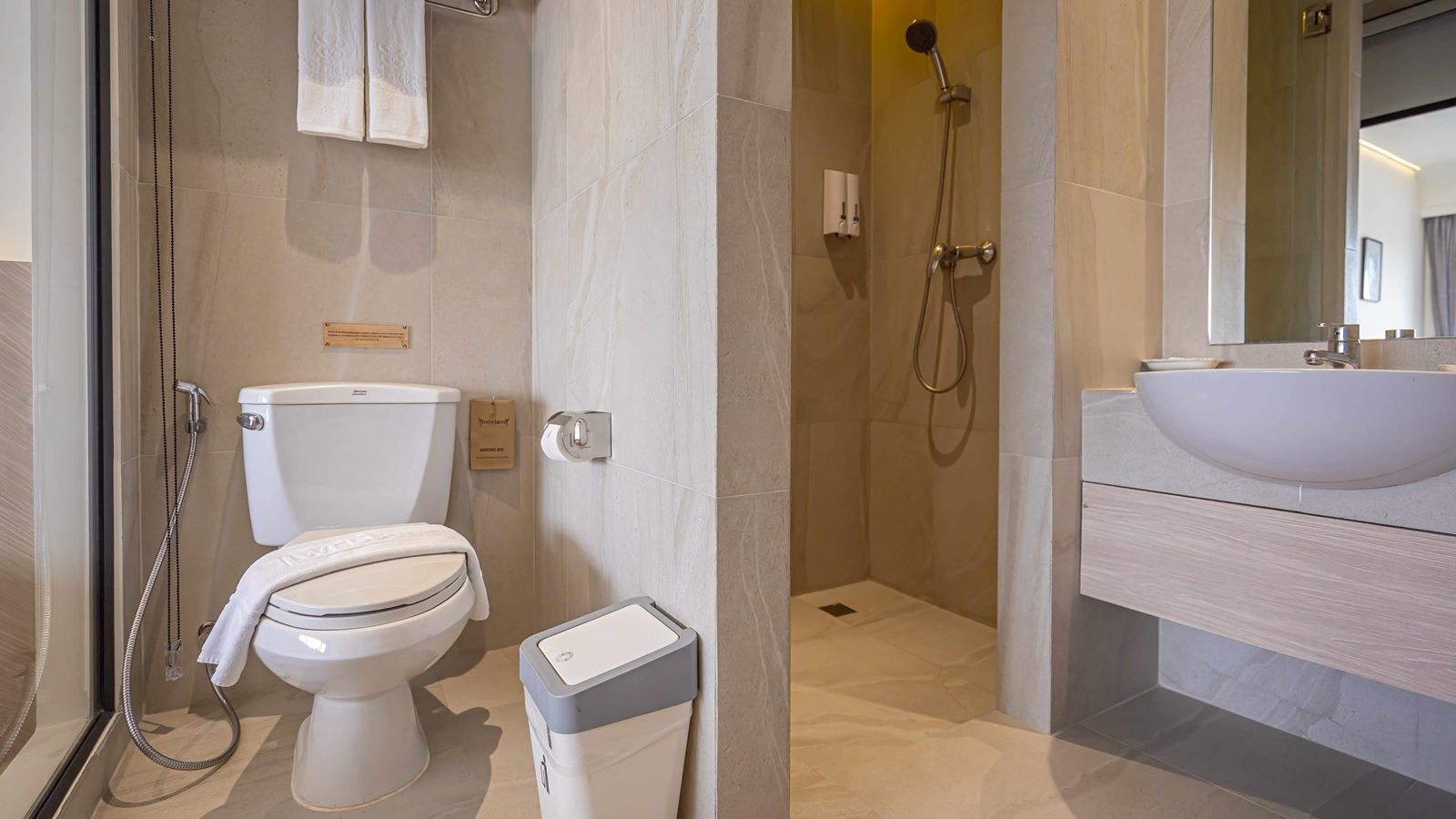 rooms-deluxe-room-with-seaview