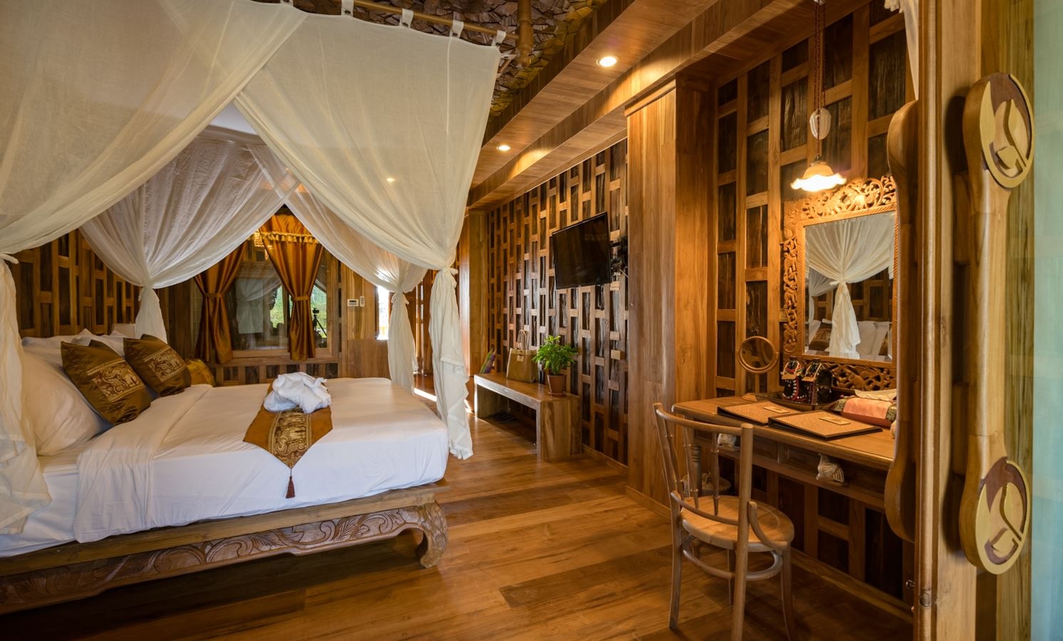 rooms-pool-suite-water-view