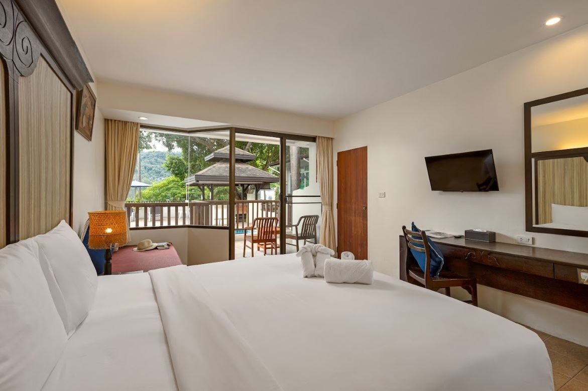 rooms-deluxe-room-pool-view