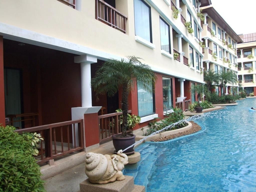 rooms-pool-access-room