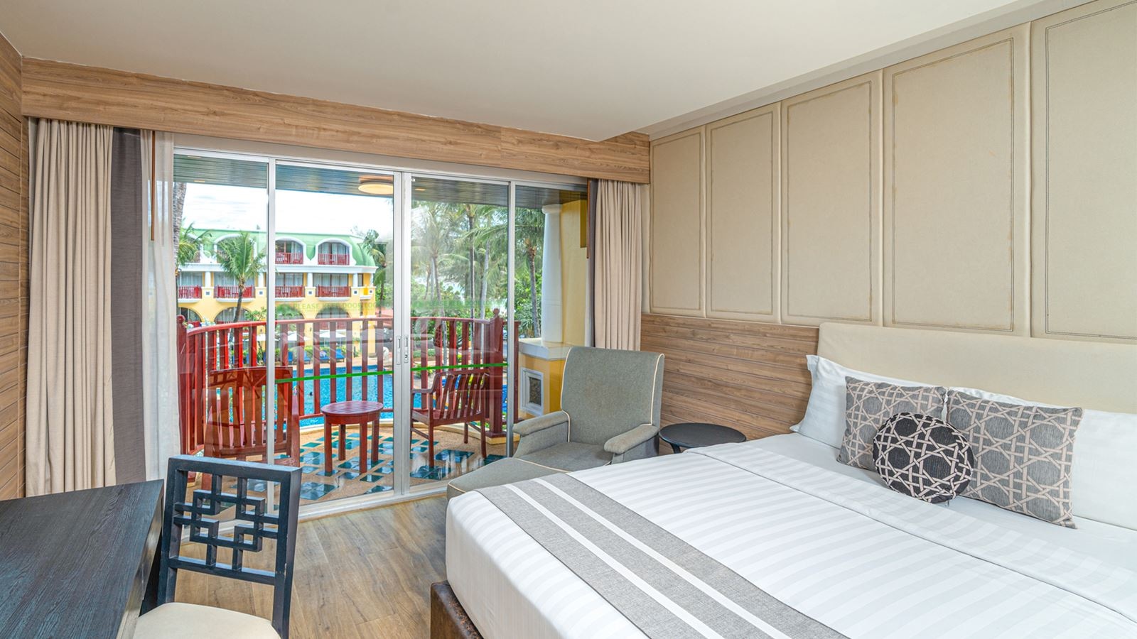 rooms-deluxe-pool-view