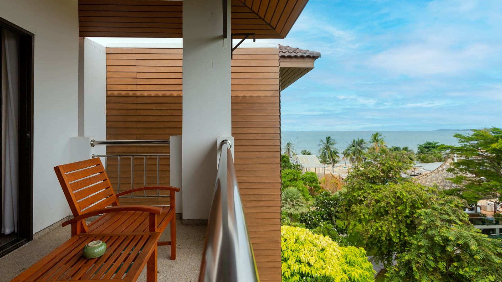 rooms-deluxe-pool-view-room