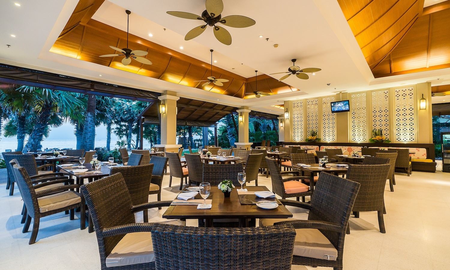 restaurants-reva-beach-restaurant