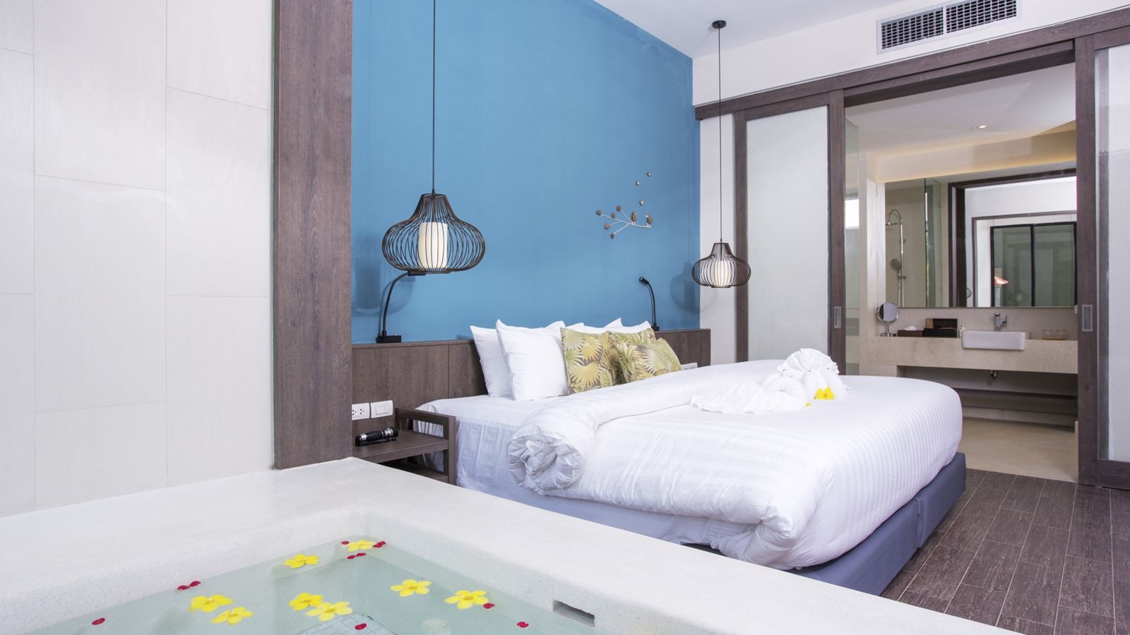 rooms-deluxe-suite-pool-access-jacuzzi