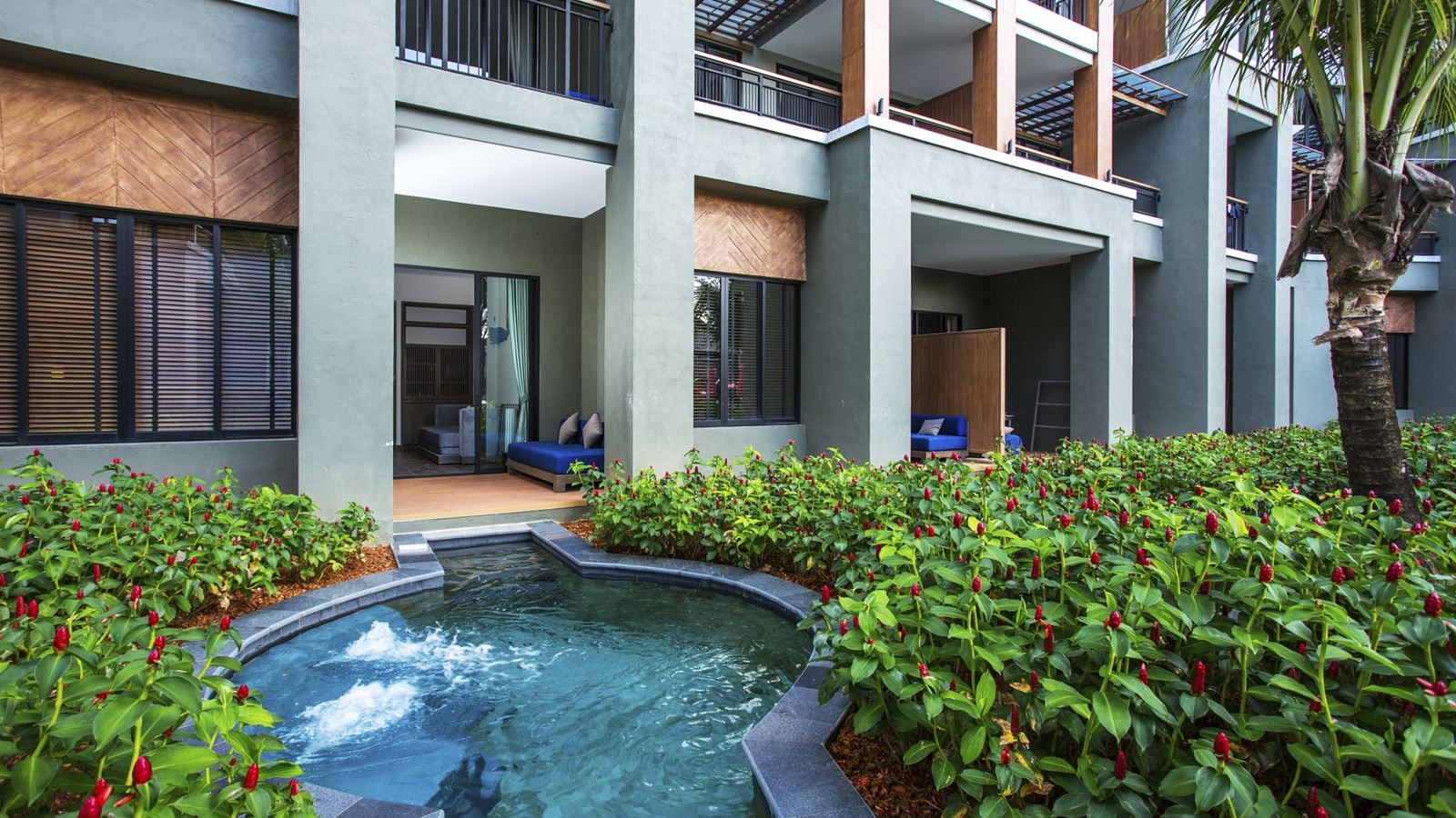 rooms-deluxe-suite-pool-access-jacuzzi