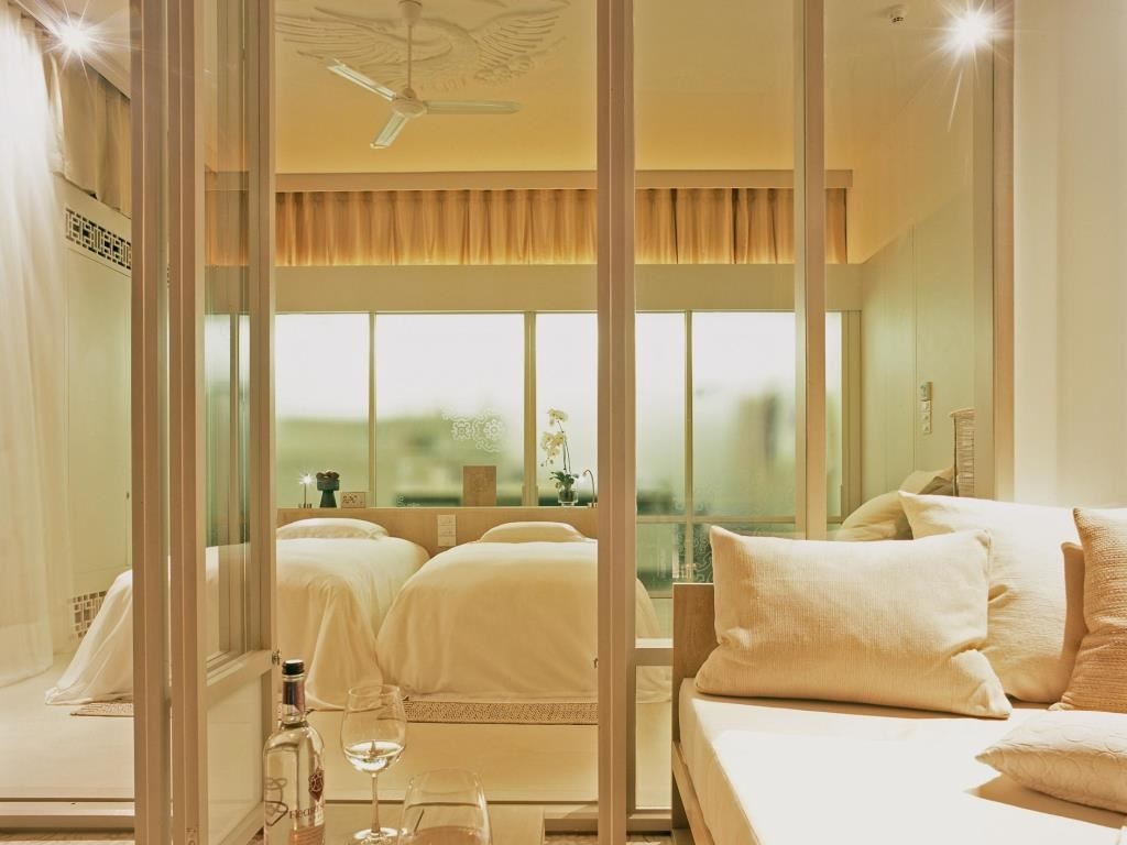 rooms-deluxe-balcony