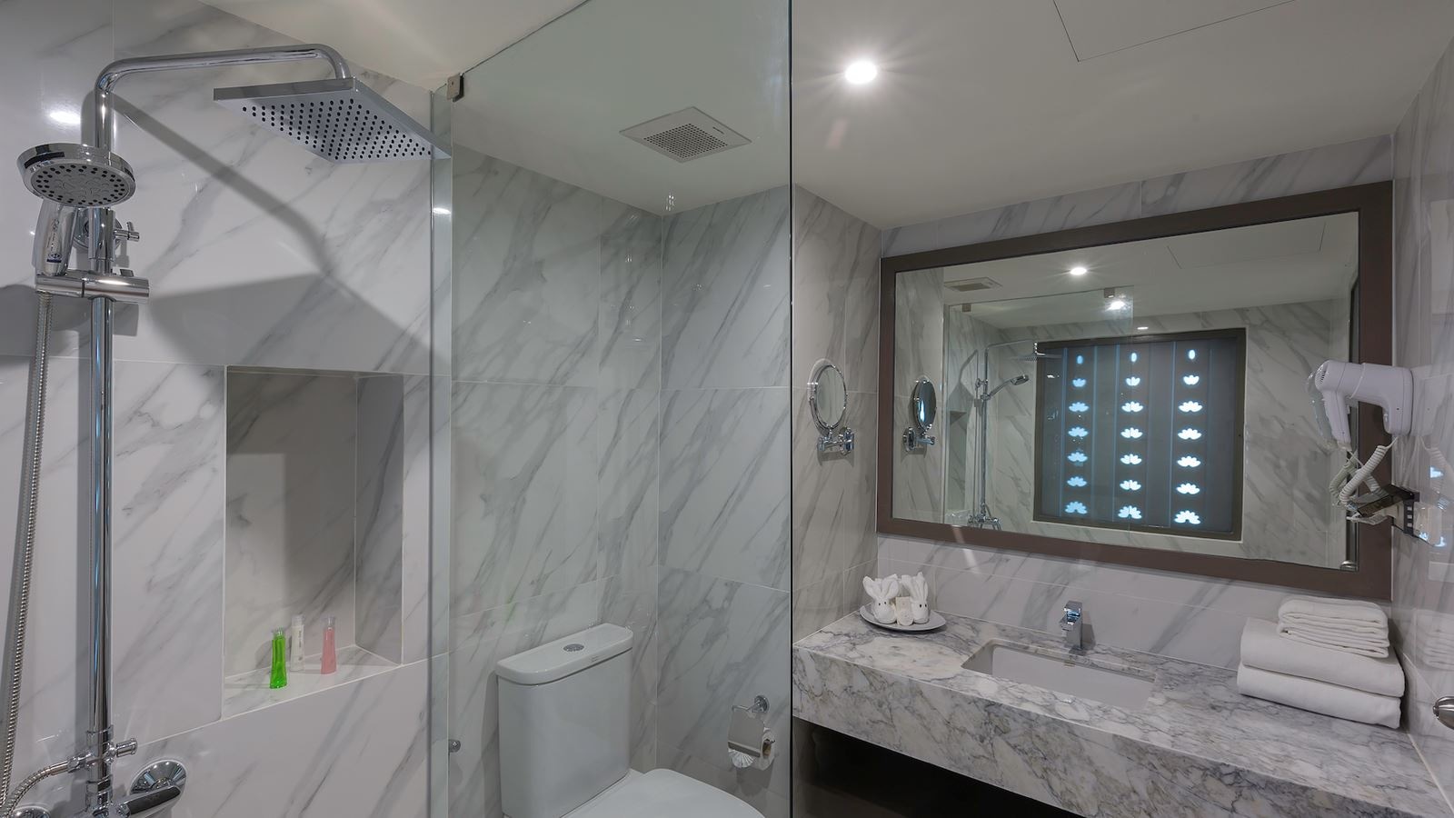 rooms-deluxe-pool-view-child-daybed