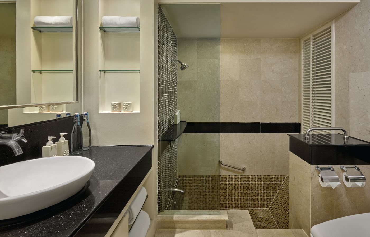 rooms-laguna-pool-view-twin-room