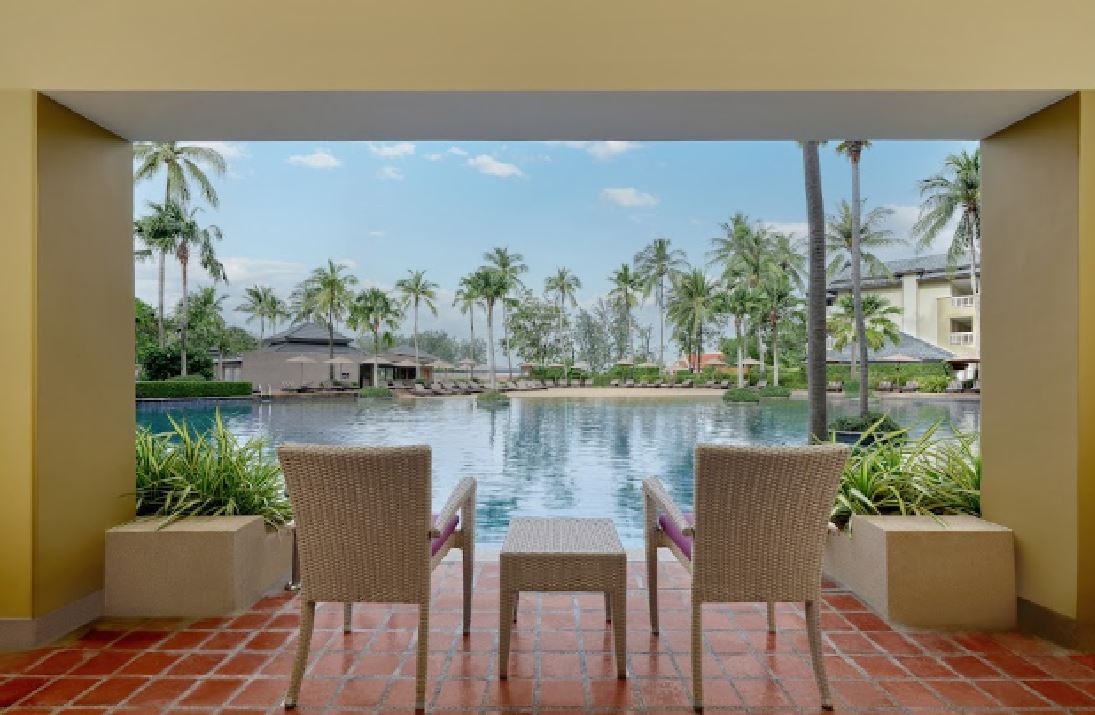 rooms-laguna-pool-view-king-room