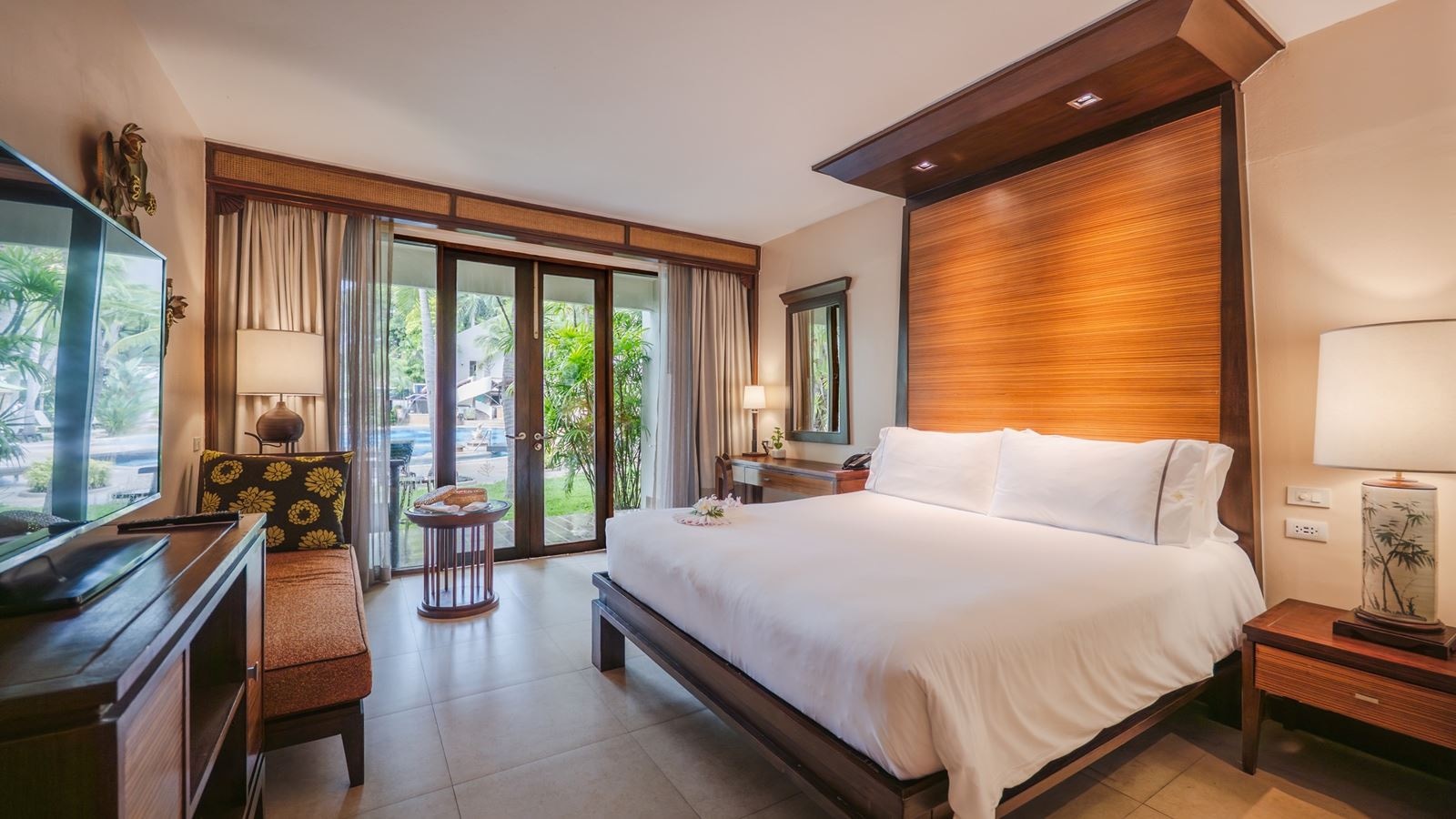 rooms-tropical-pool-side