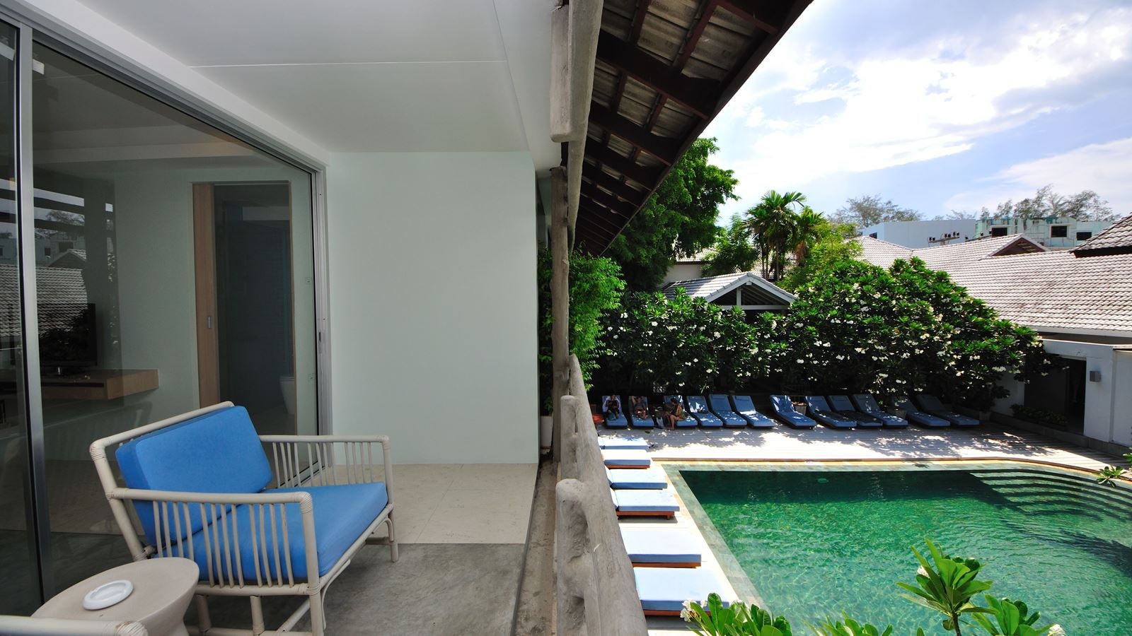 rooms-deluxe-club-pool-view