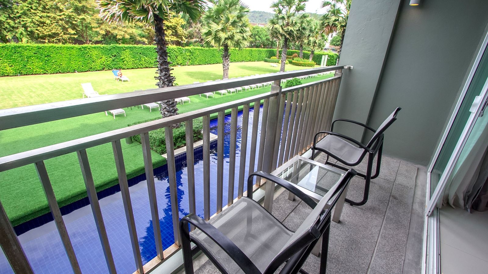 rooms-deluxe-pool-view