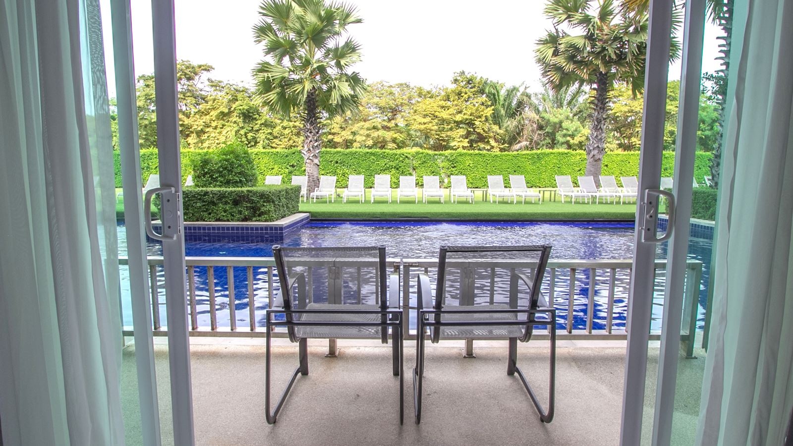 rooms-deluxe-pool-access