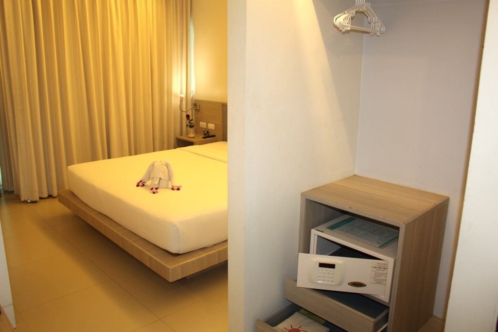 rooms-deluxe-pool-view