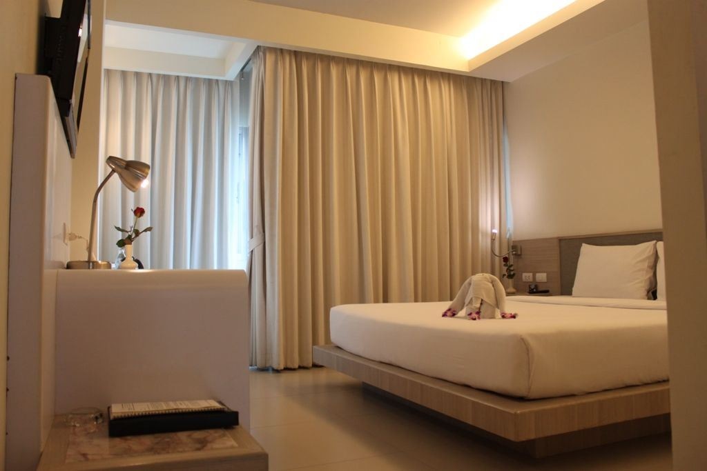 rooms-deluxe-pool-view