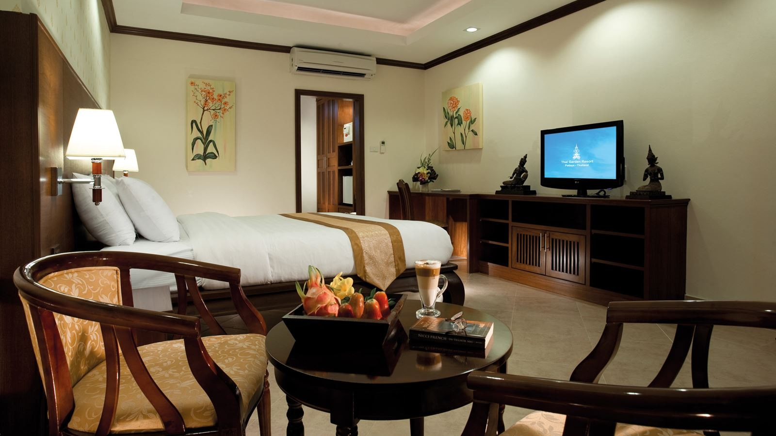 rooms-deluxe-hotel-room-garden-view