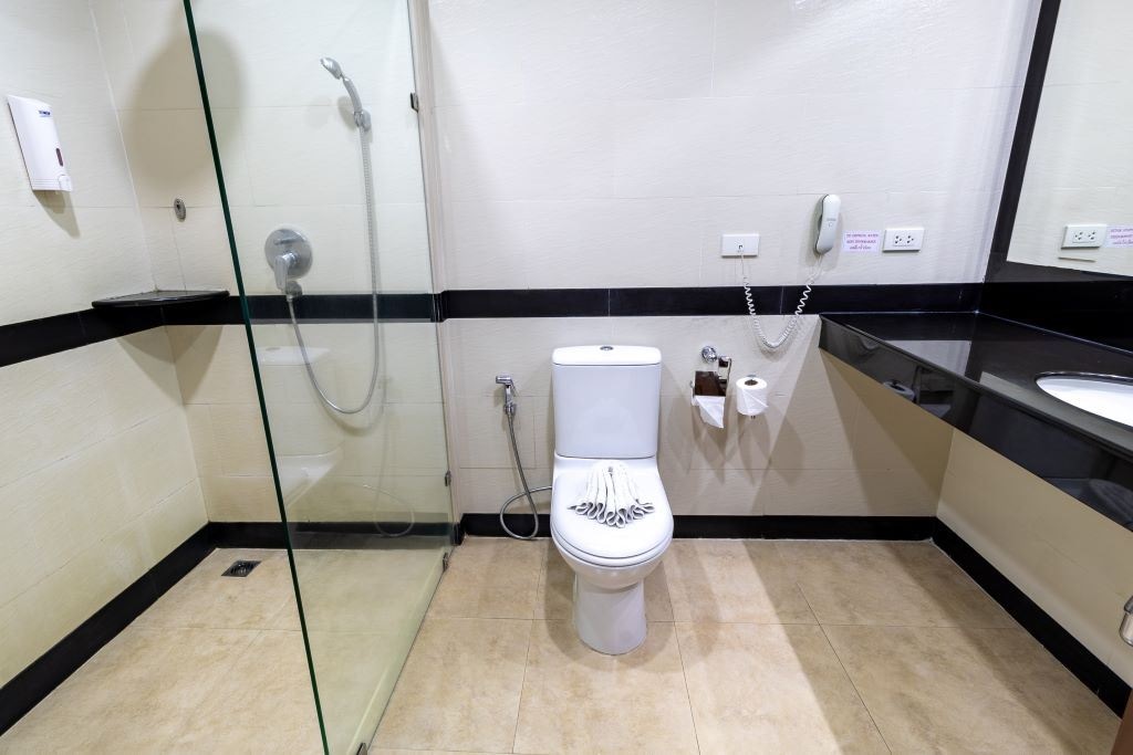 rooms-deluxe-hotel-room-pool-view