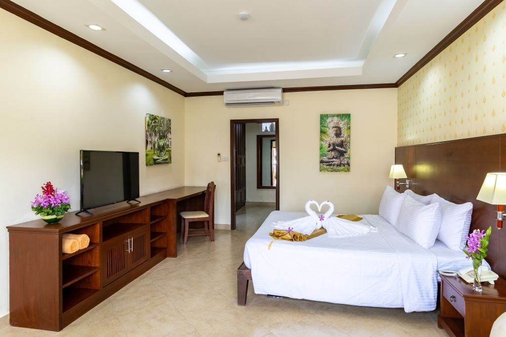 rooms-deluxe-hotel-room-pool-view