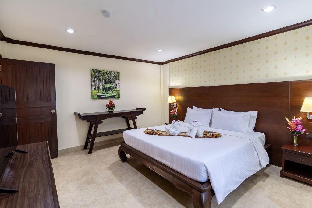 rooms-deluxe-1br-apartment-pool-view