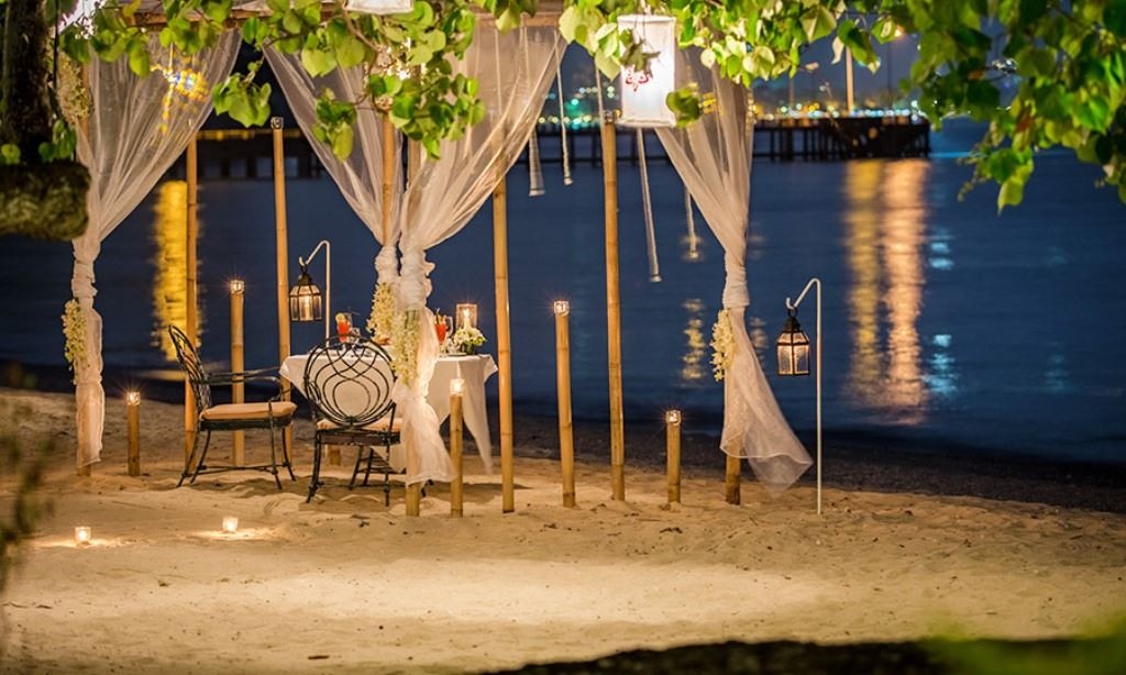 restaurants-romantic-private-beachfront-cabana-dining-on-the-beach