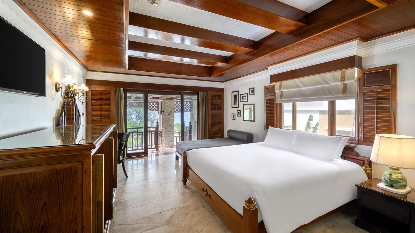 rooms-hillside-with-terrace-bathtub