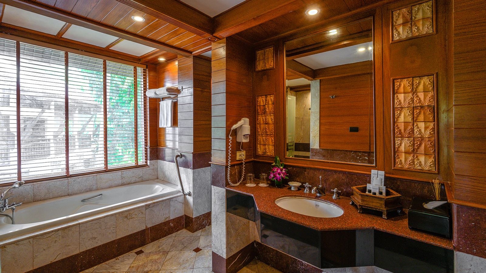 rooms-lagoon-poolside-with-bathtub