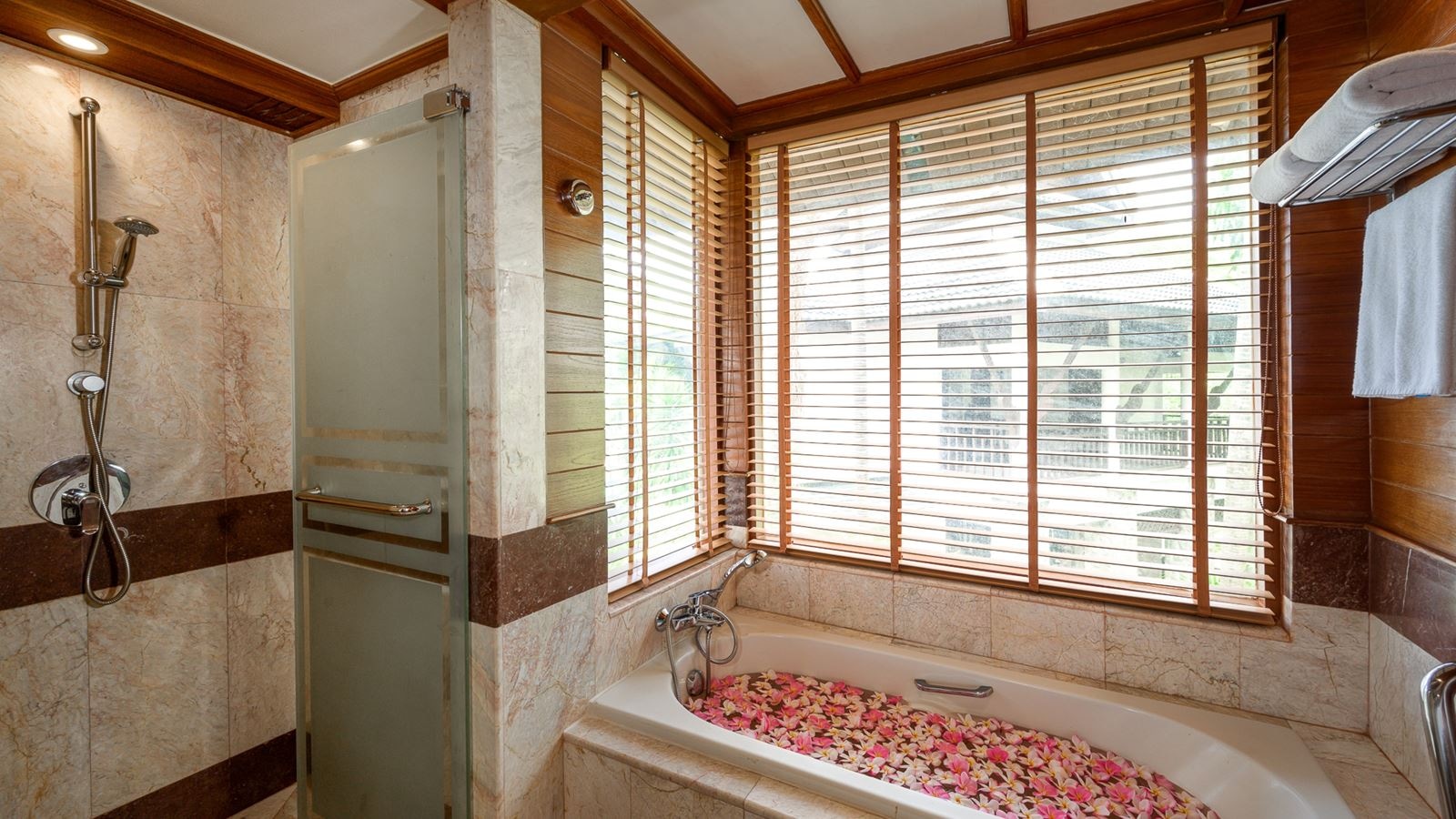 rooms-lagoon-poolside-with-bathtub