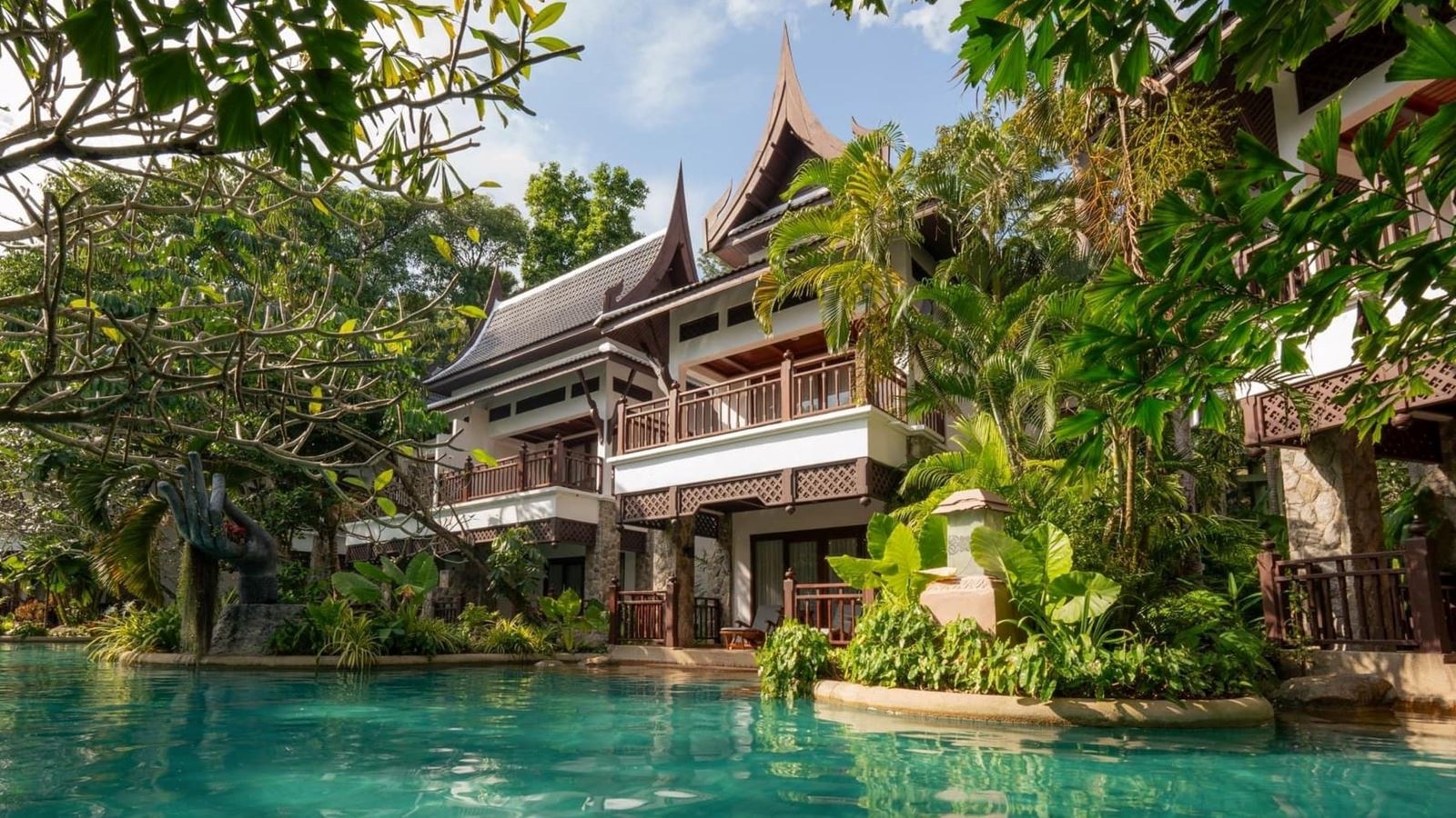 rooms-lagoon-pool-access-with-bathtub