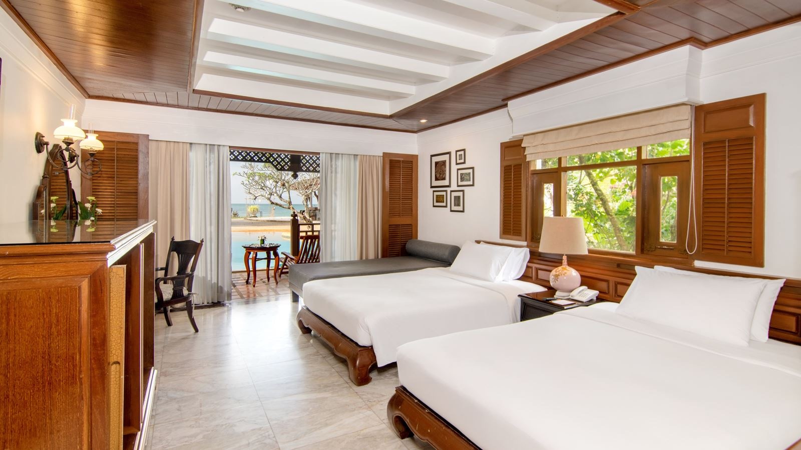 rooms-lagoon-pool-access-with-bathtub