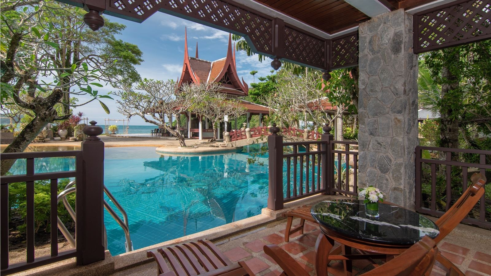 rooms-lagoon-pool-access-with-bathtub