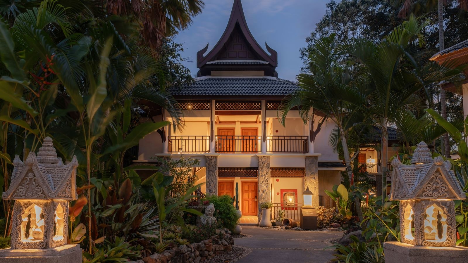 rooms-lagoon-pool-access-with-bathtub