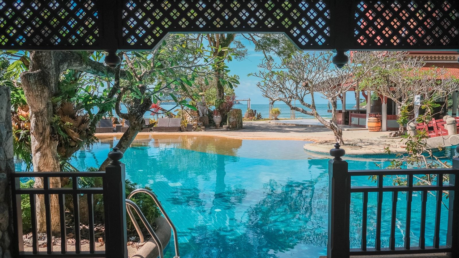 rooms-lagoon-pool-access-with-bathtub