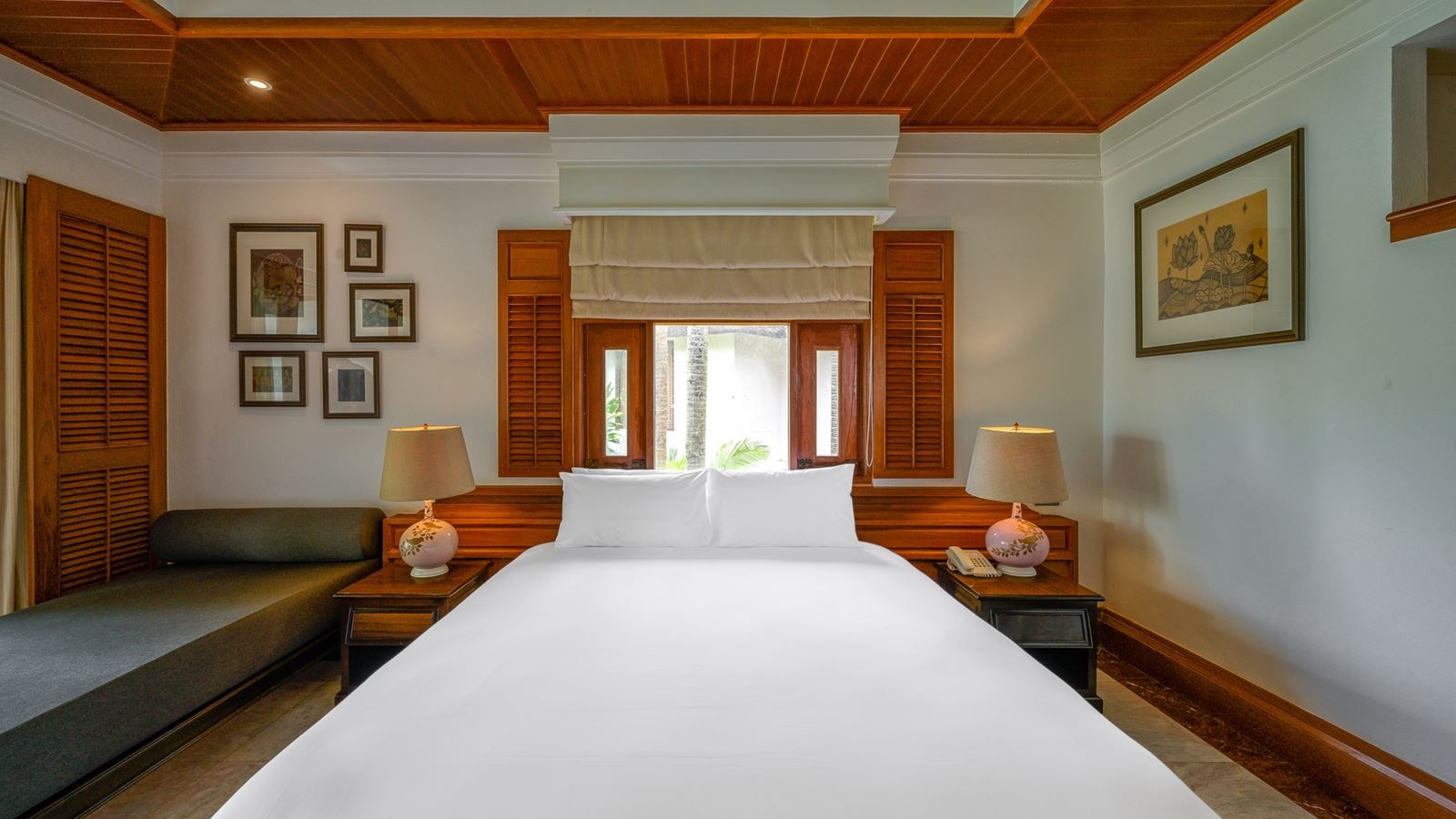 rooms-lagoon-pool-access-with-bathtub