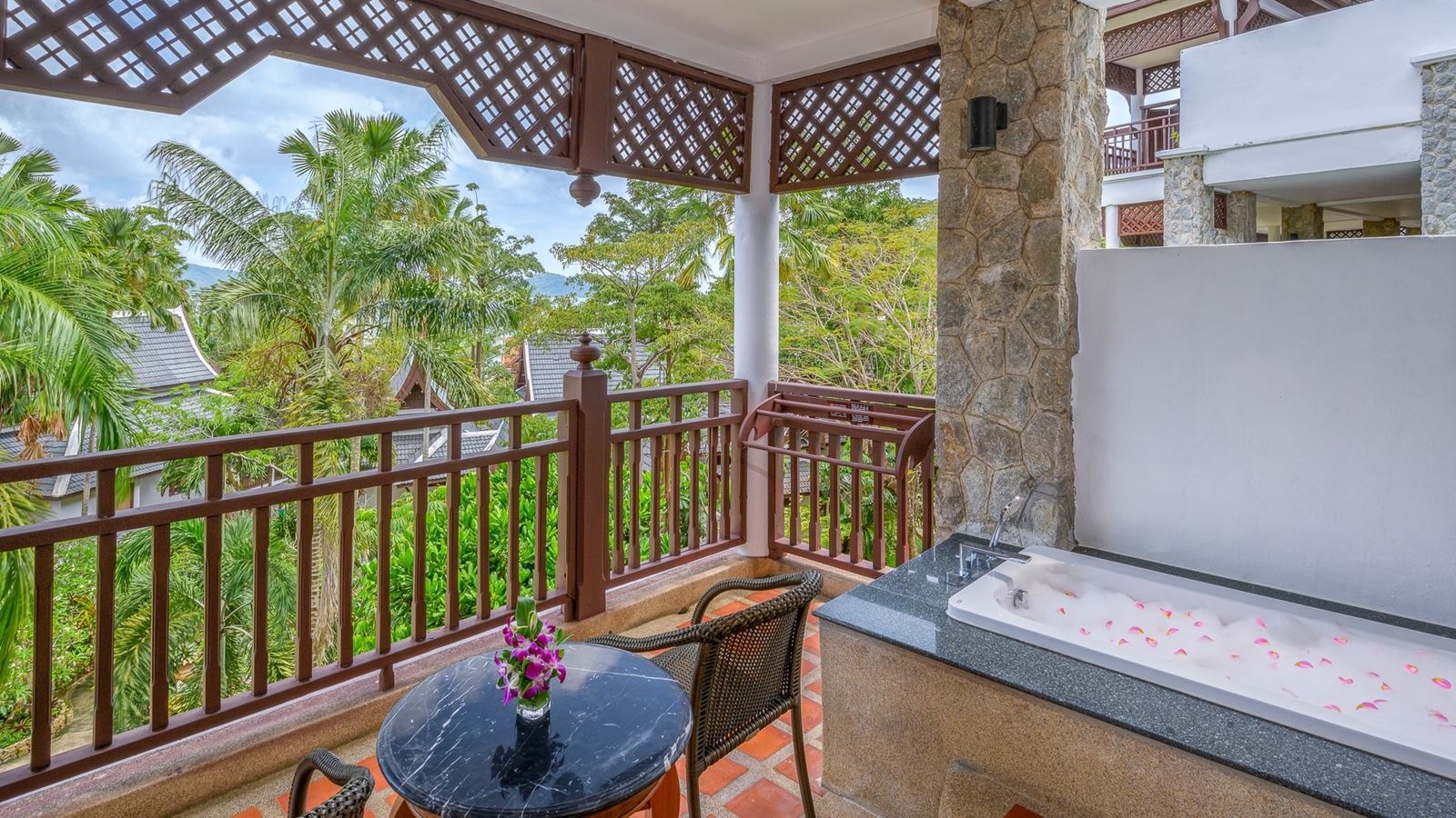 rooms-family-1-bedroom-hillside-suite-with-terrace-bathtub