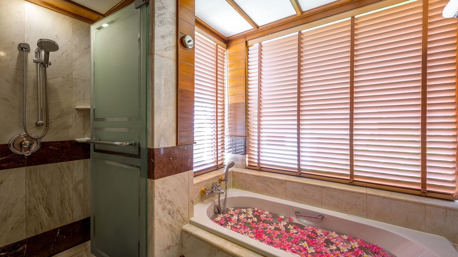 rooms-family-1-bedroom-hillside-suite-with-terrace-bathtub