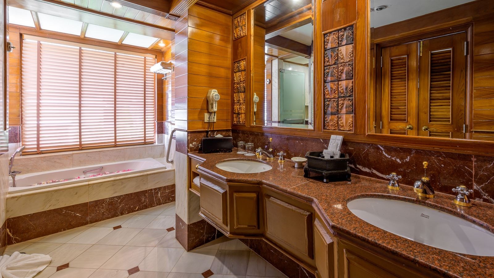 rooms-family-1-bedroom-hillside-suite-with-terrace-bathtub