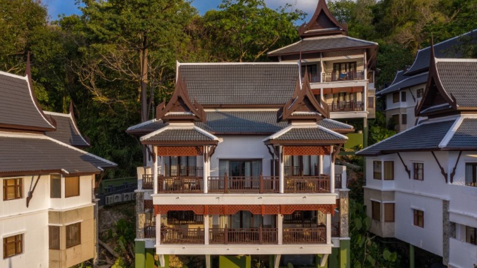 rooms-2-bedroom-hillside-suite-with-terrace-bathtub