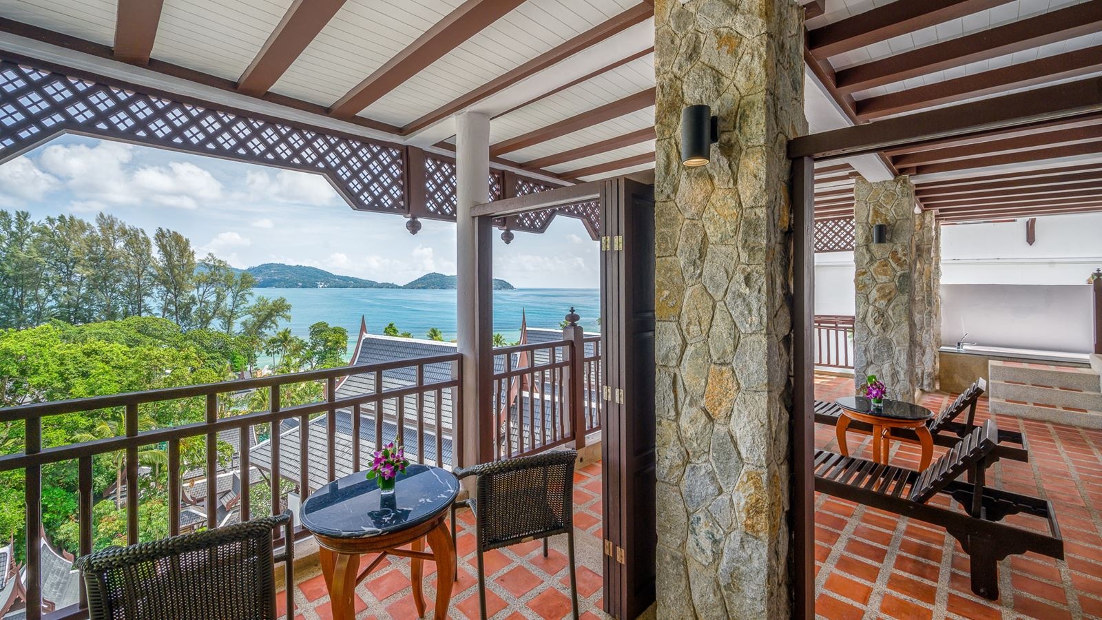 rooms-2-bedroom-hillside-suite-with-terrace-bathtub