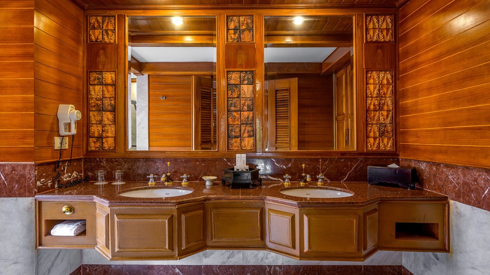 rooms-2-bedroom-hillside-suite-with-terrace-bathtub