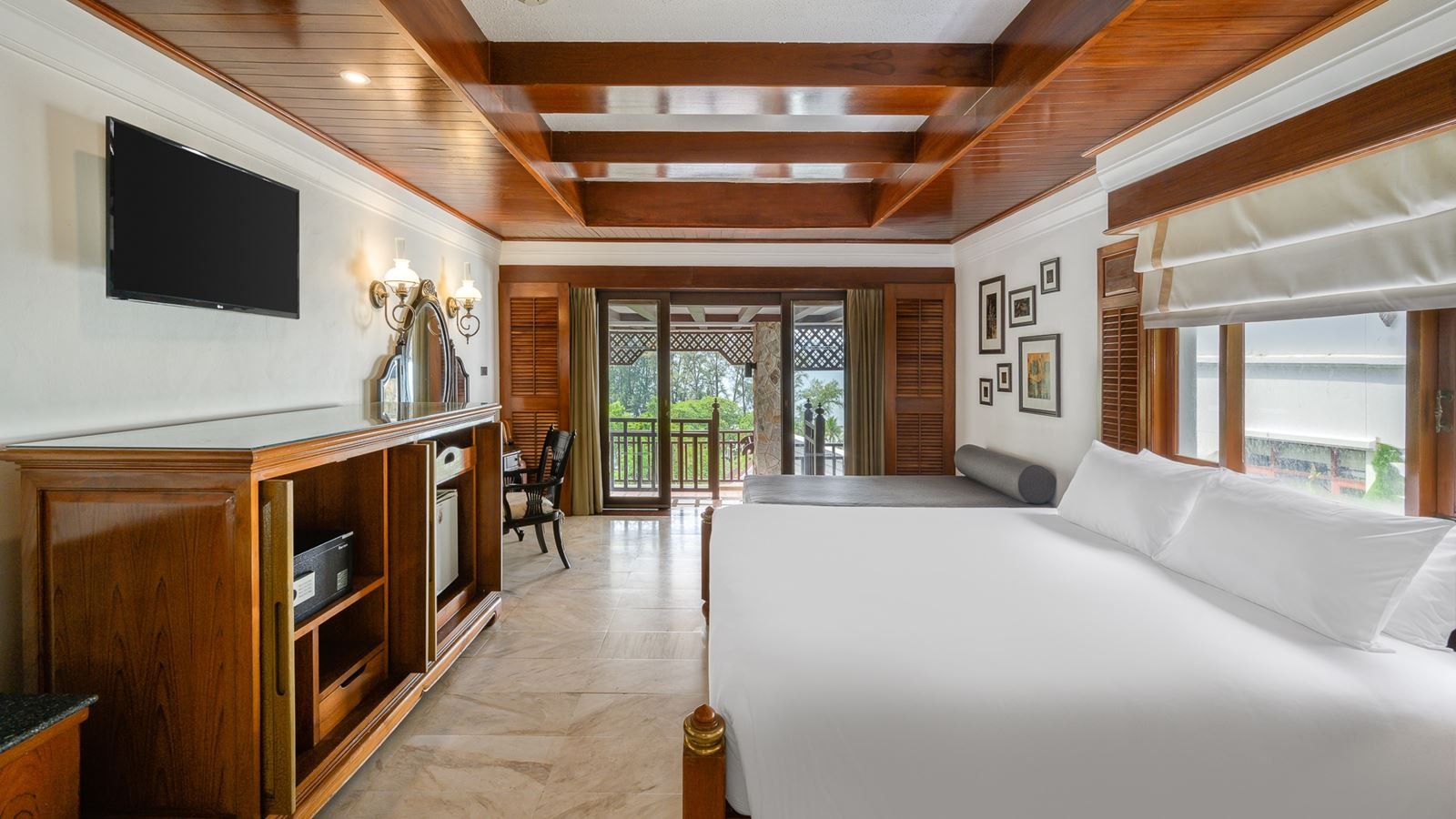 rooms-2-bedroom-hillside-suite-with-terrace-bathtub