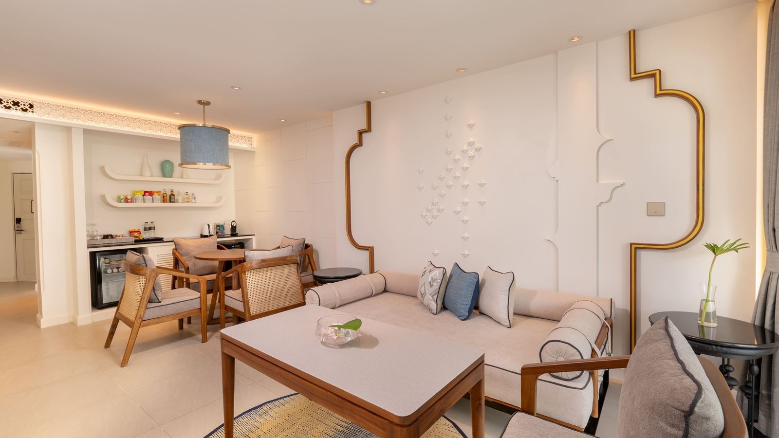 rooms-one-bedroom-lagoon-pool-access-suites