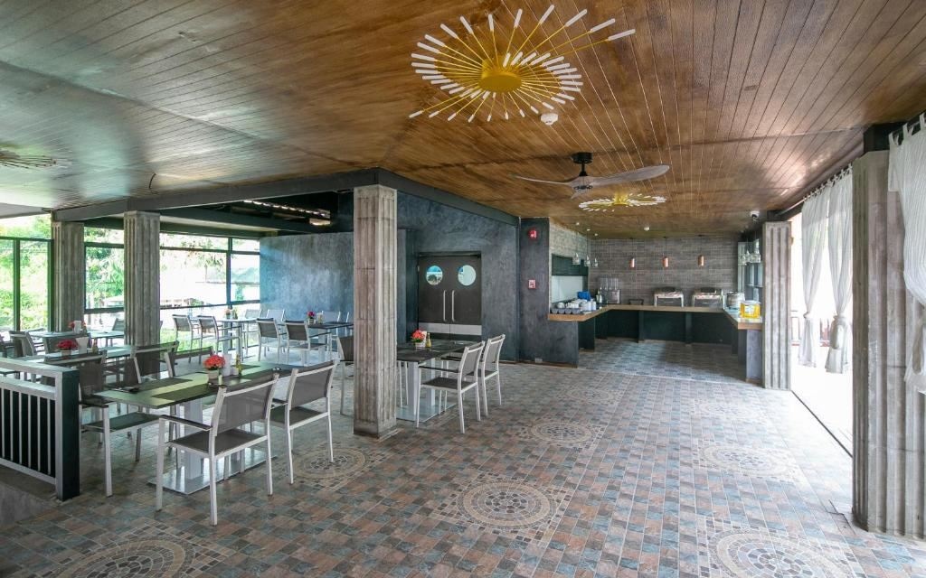 restaurants-restaurant