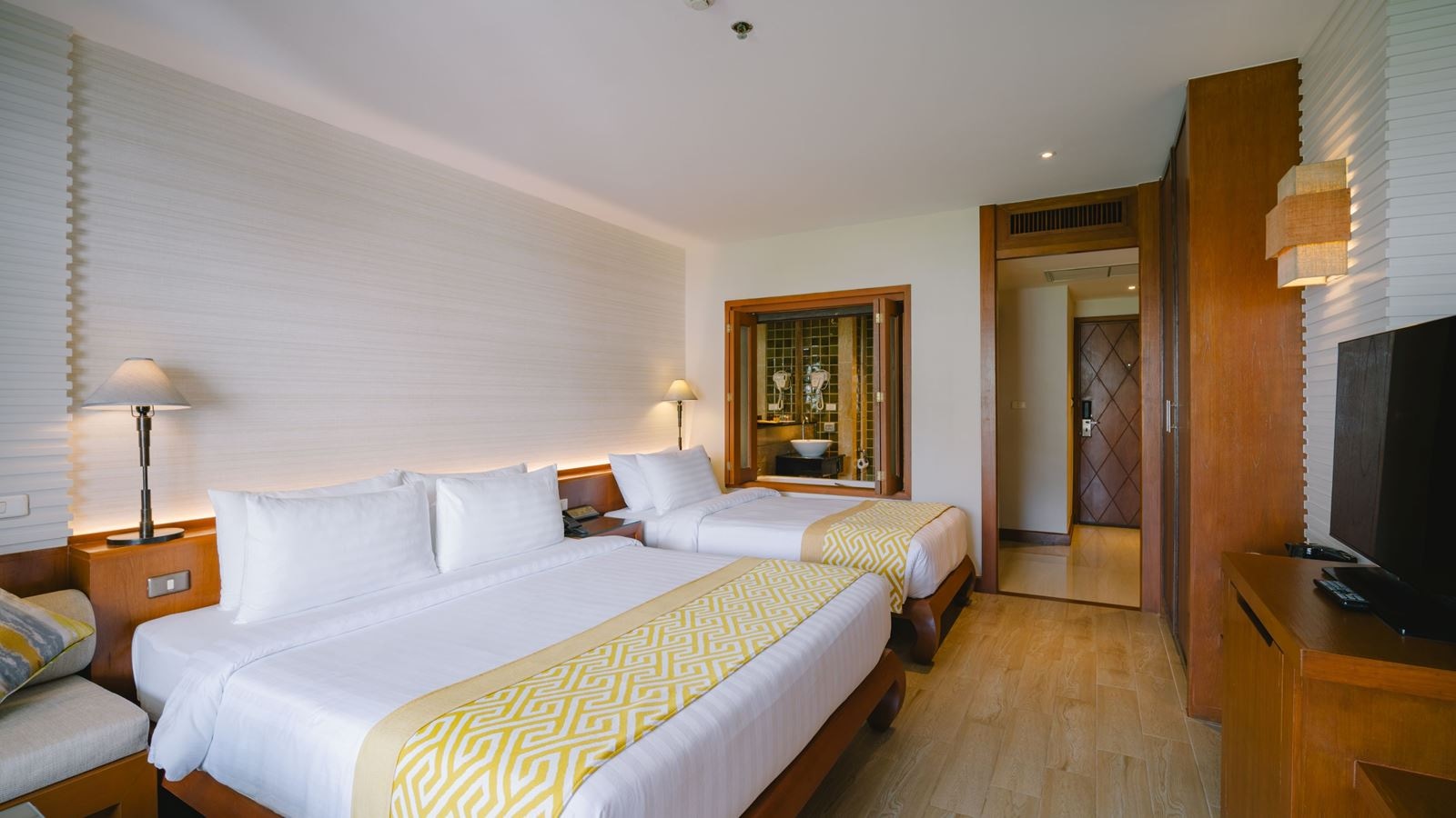 rooms-deluxe-royal-wing-1-queen-1-single