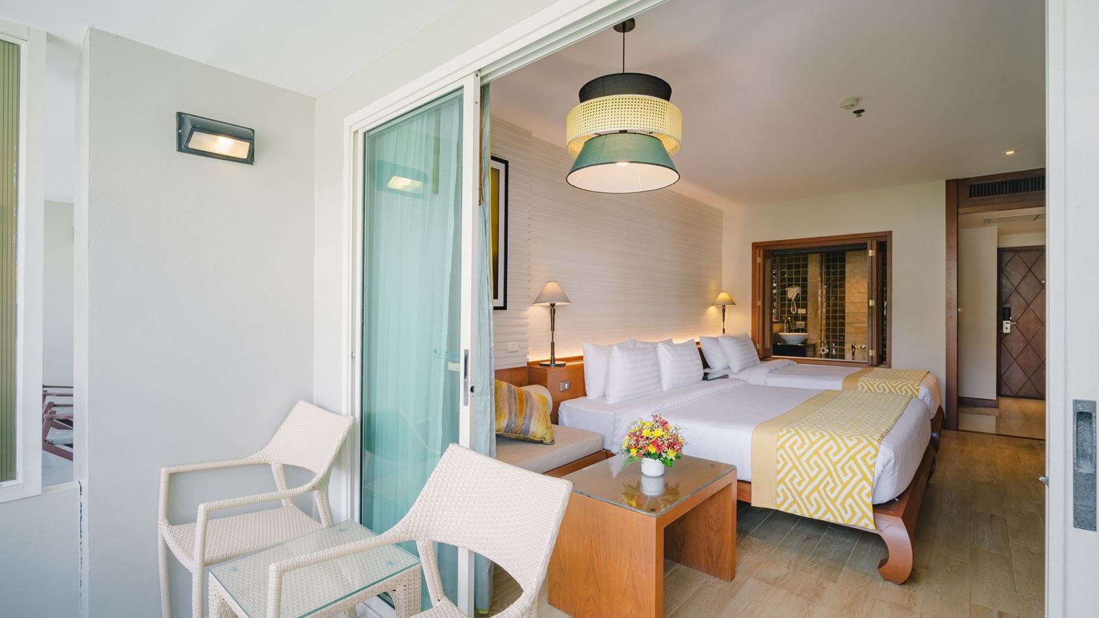 rooms-deluxe-royal-wing-1-queen-1-single