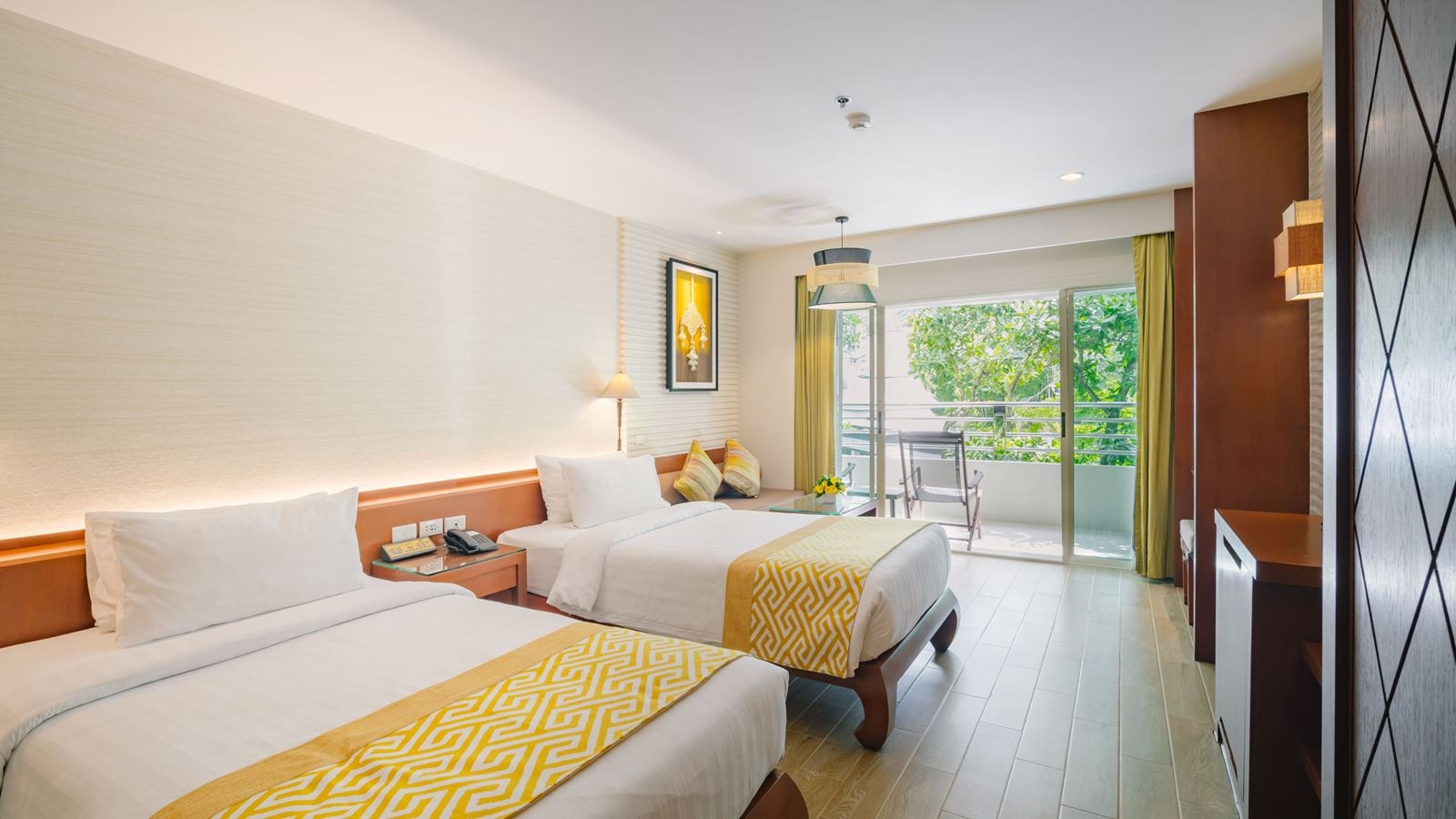 rooms-deluxe-triple-royal-wing-1-queen-1-single