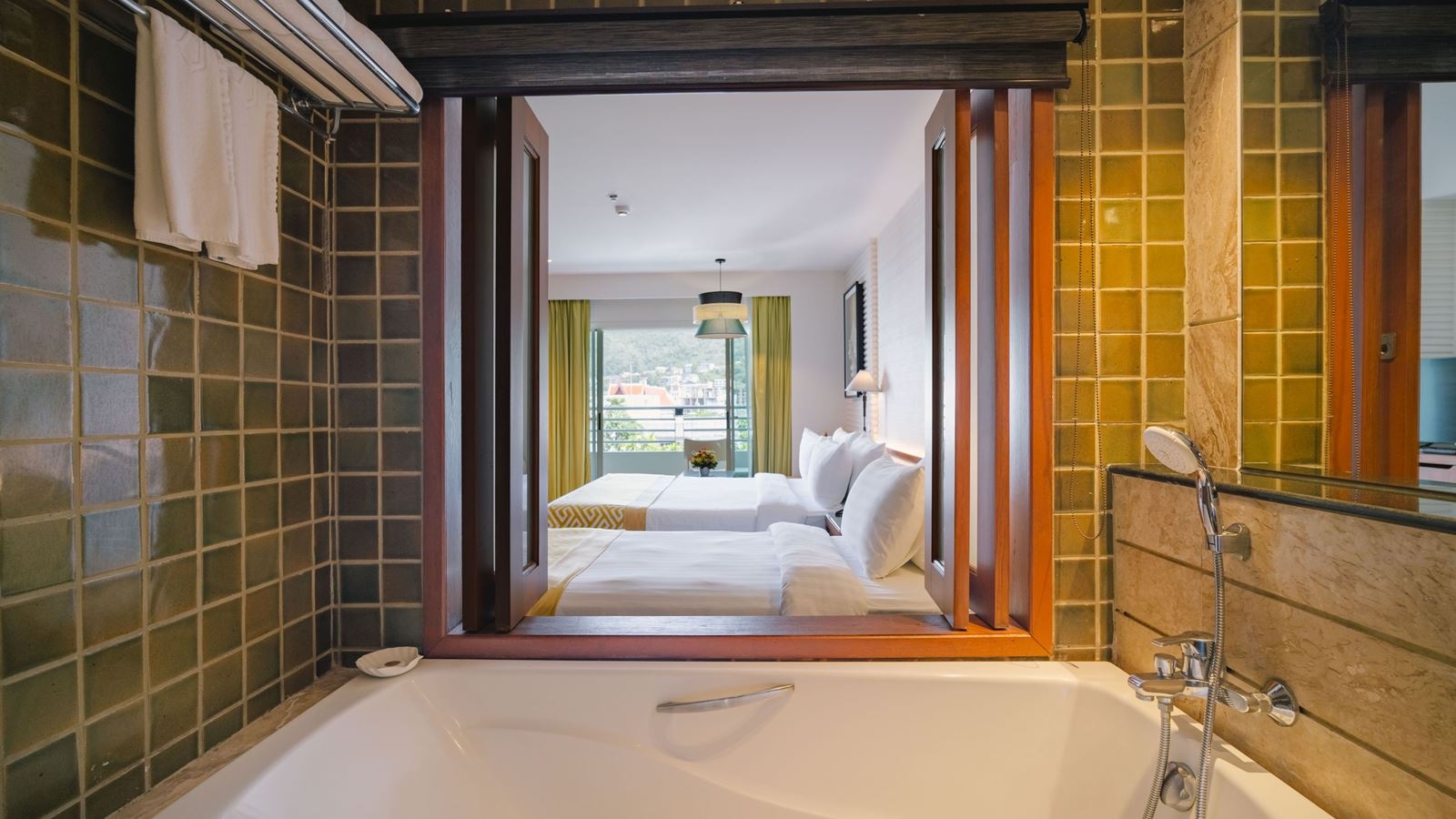 rooms-deluxe-triple-royal-wing-1-queen-1-single