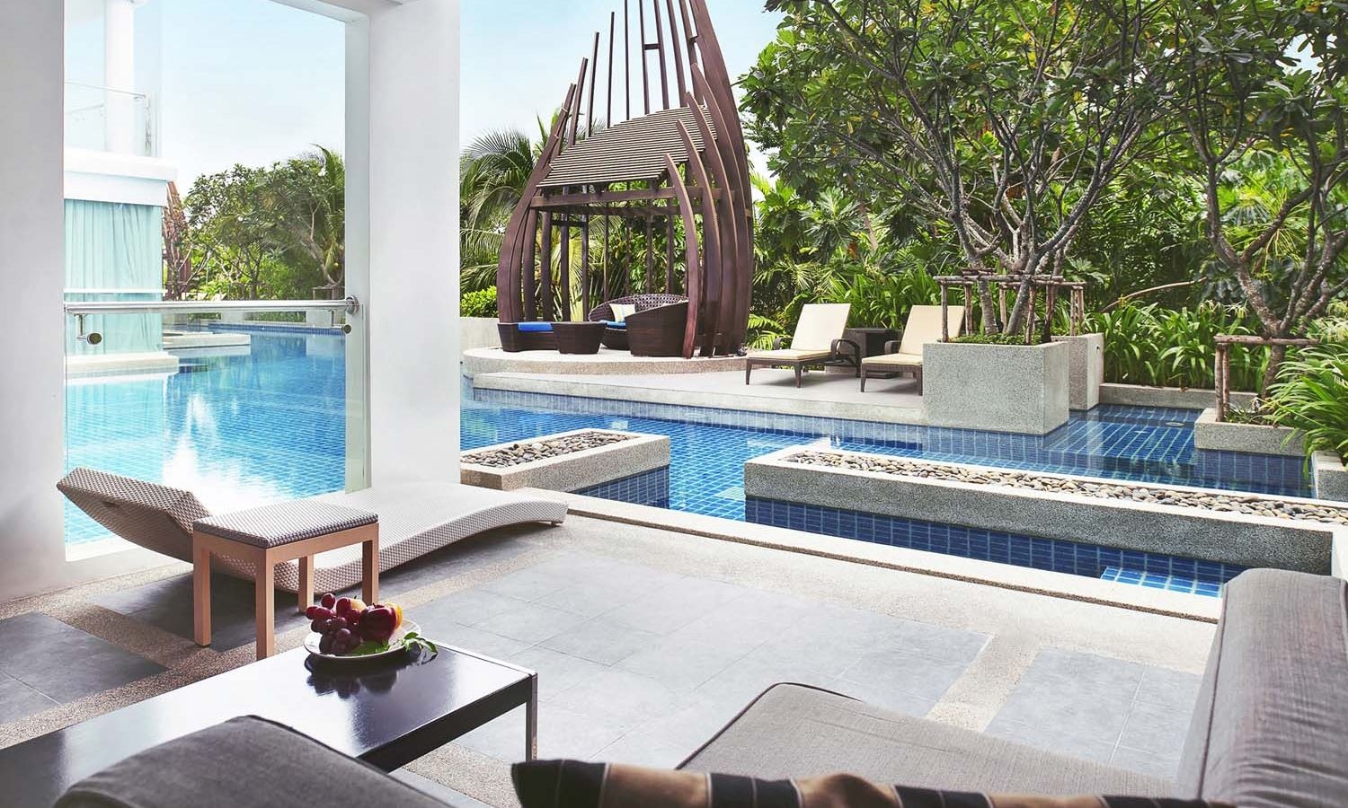 rooms-2-bedroom-corner-suite-pool-access